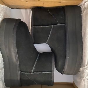 Size 7 platform mini Ugg boot!